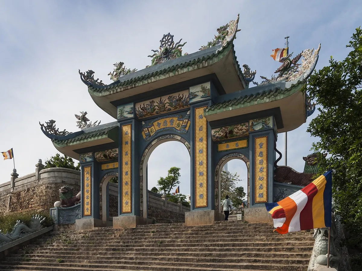 Cổng chùa Linh Ứng tại bán đảo Sơn Trà, Đà Nẵng